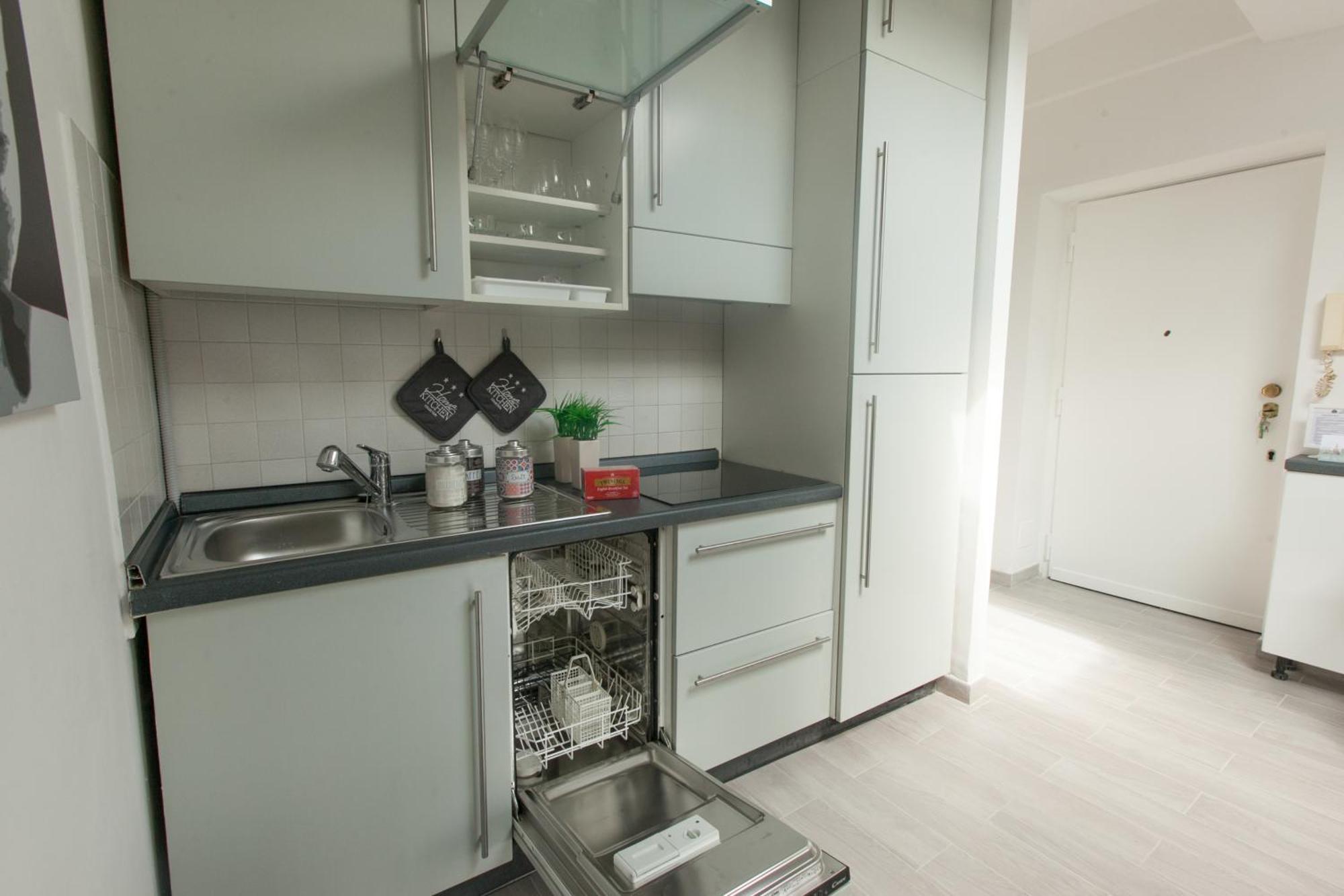 Amazing And New Penthouse In City Center Милано Екстериор снимка